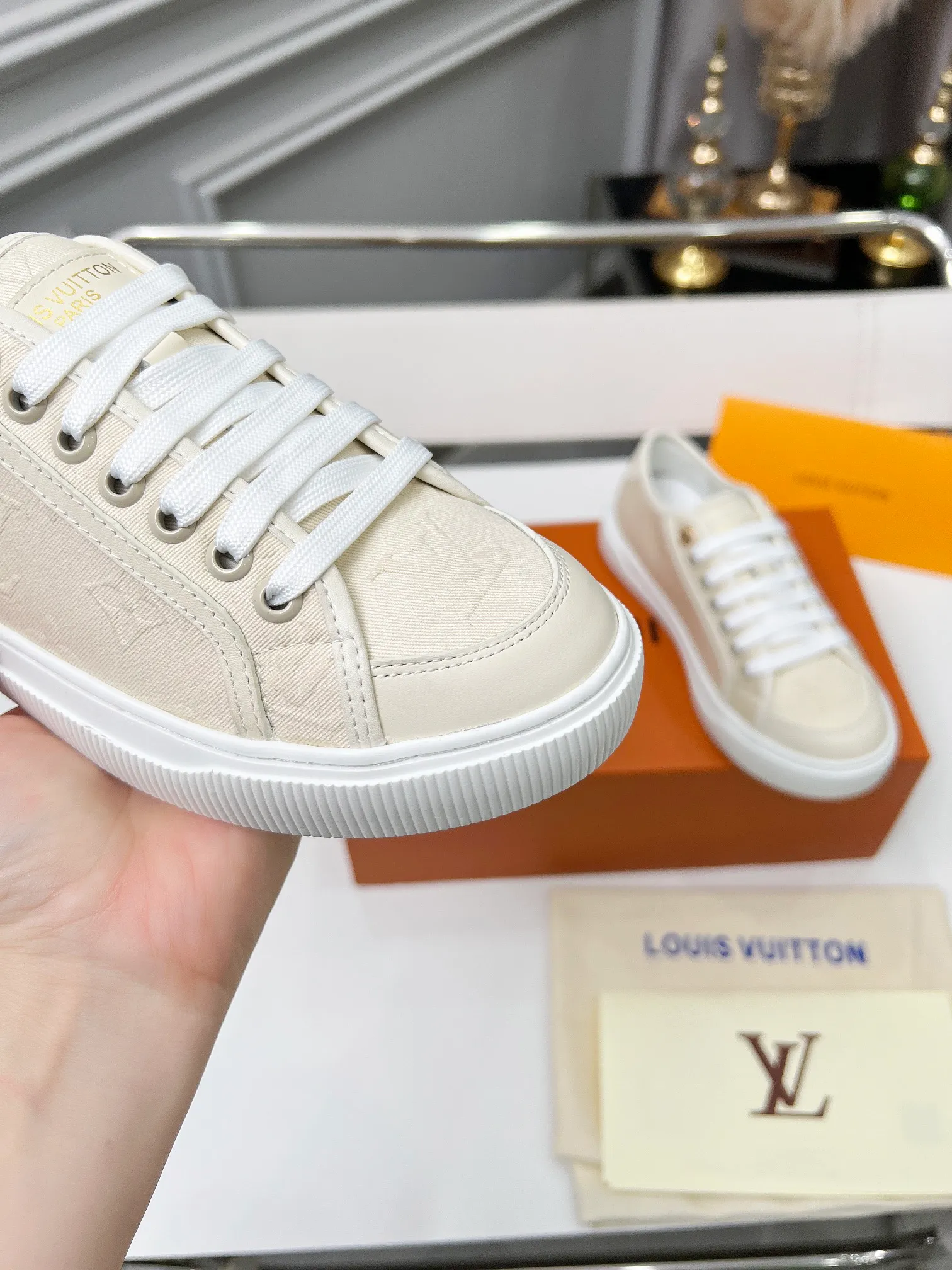 👟👟Ex-factory price 440👟👟 New arrival🆕 The hottest early spring model is coming. LV Lagoon sneakers are made of Monogram denim, injecting a retro flavor into the classic design. Leather trimmings pop out with the Louis Vuitton logo, while stenciled eyelets, trim and laces add to the refined details, and a rubber outsole embellished with Monogram flowers completes the look. Code number: 35~41, multiple colors available! Oil edges + TPU outsole + drawer box packaging